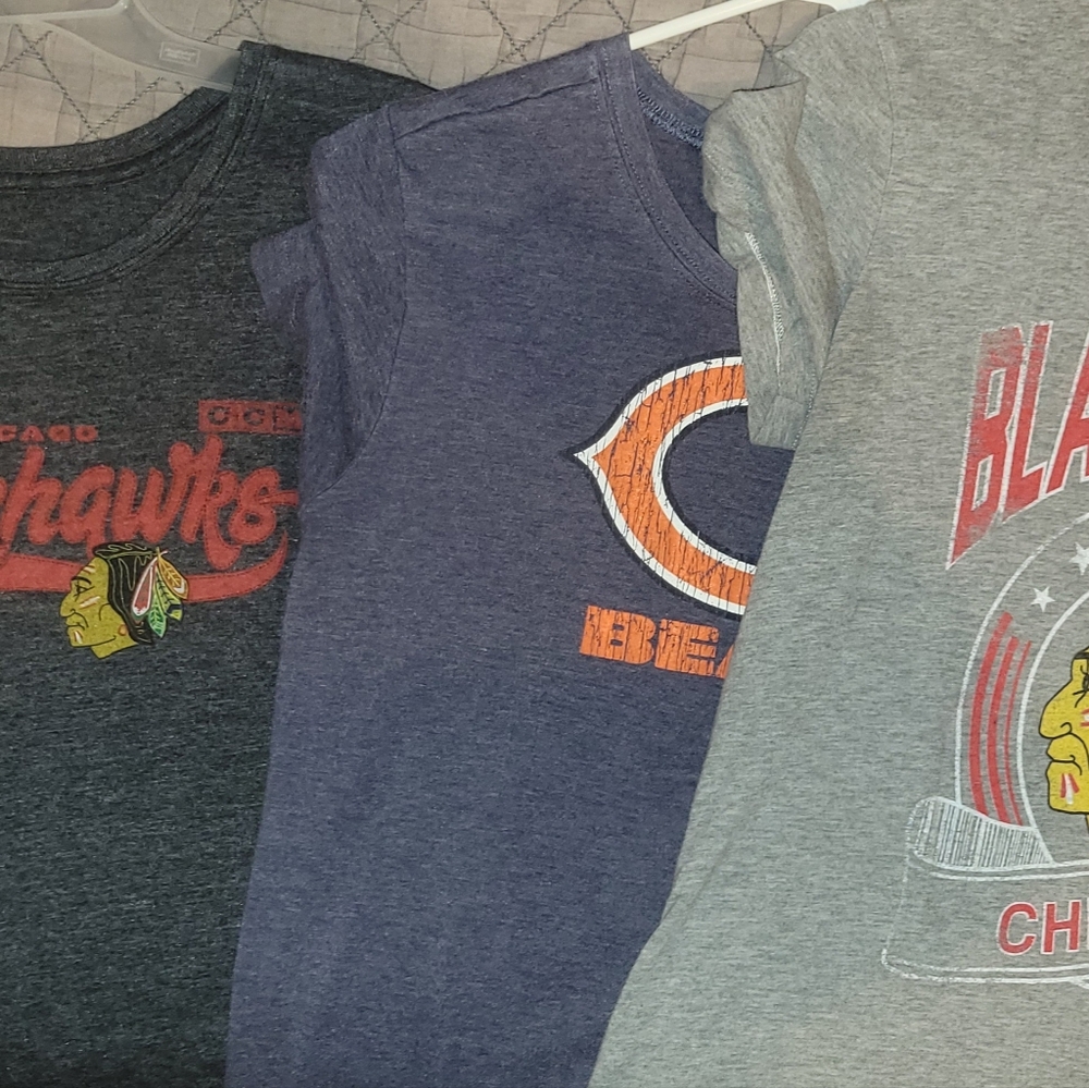 ALL 3 FOR 10 Women's Chicago lot of T's they all 3 fit like a fitted Medium.